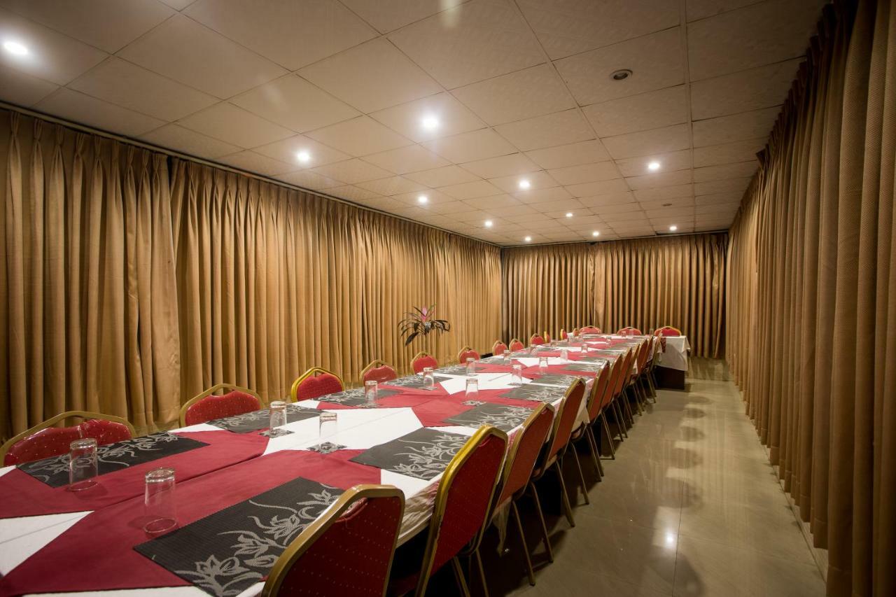 Hotel Peace Plaza Покхара Экстерьер фото