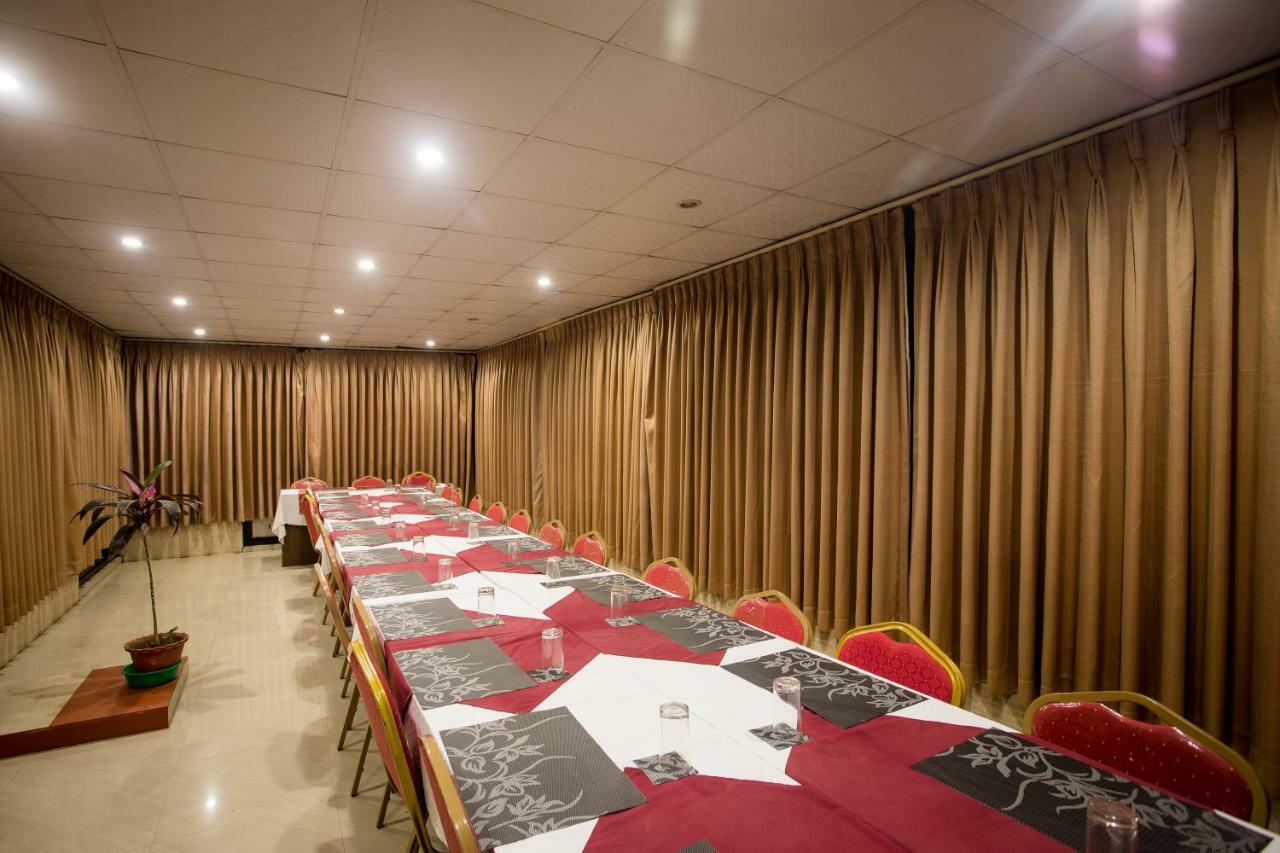 Hotel Peace Plaza Покхара Экстерьер фото